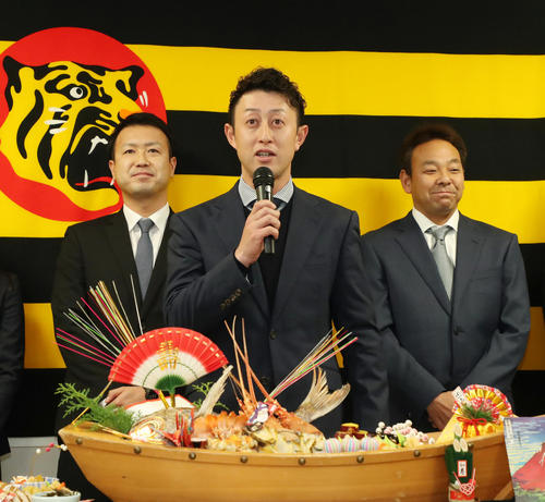 阪神球団の仕事始めで新入団の紹介を行いあいさつする今成亮太氏（2019年1月7日撮影）