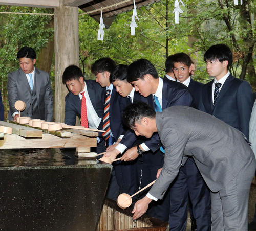 宮崎神宮を参拝に訪れ手を清める順番を待つ巨人高橋(右から2人目)。右は高田(撮影・垰建太)