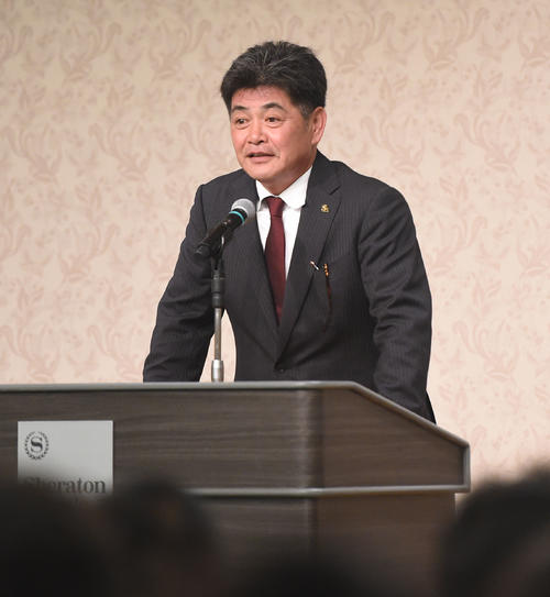 ナインを前にミーティングする工藤監督(撮影・今浪浩三)