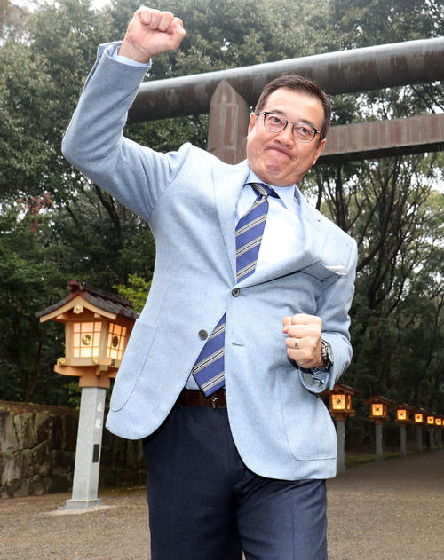宮崎神宮の参拝を終え鳥居の前でポーズを決める巨人原監督(2019年1月31日撮影)
