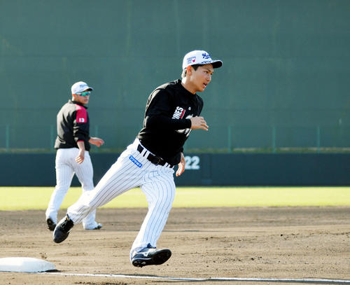 ベースランニングで汗を流すロッテドラフト1位の藤原(撮影・滝沢徹郎)