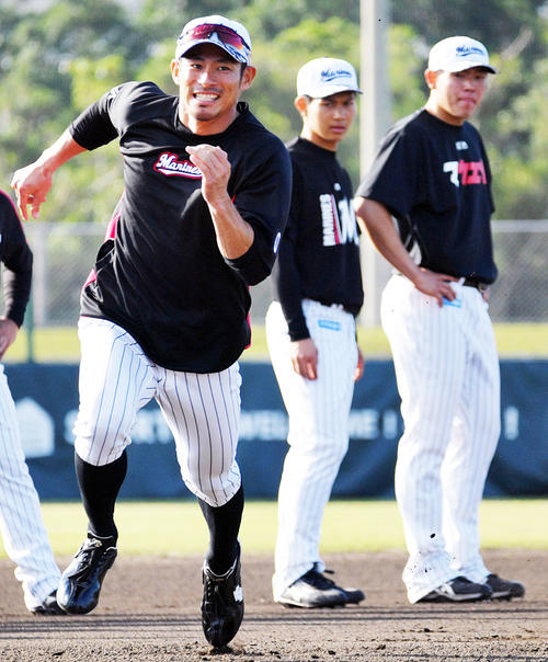 ベースランニングするロッテ荻野(手前)に視線を送るドラフト1位の藤原(奥左)と安田(撮影・滝沢徹郎)