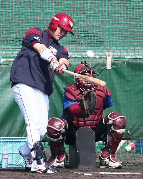 楽天久米島春季キャンプ フリー打撃を行う楽天島内