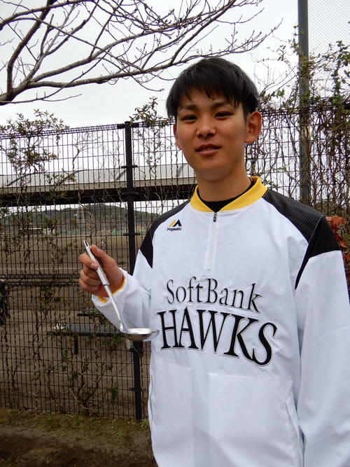 ソフトバンクのドラフト6位泉圭輔投手（21＝金沢星稜大）はすき家でアルバイトしていた時代を思い出しお玉を持つ