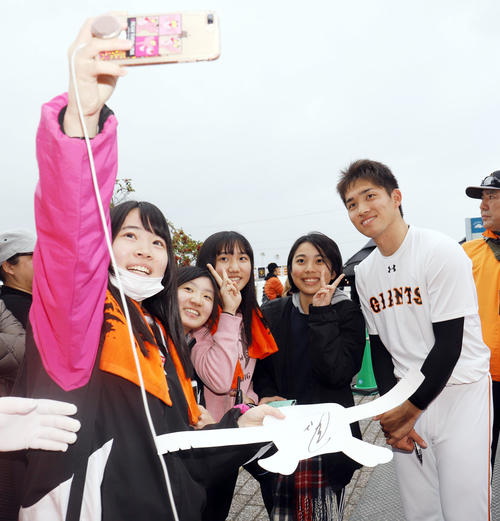 練習を終えた巨人高橋(右)はファンサービスでいっしょに写真に納まる(2019年2月3日撮影)