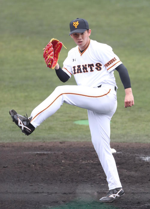 シート打撃に登板し、力投する巨人高橋(2019年2月5日撮影)
