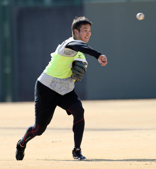 外野でノックを受ける斎藤(撮影・前田充)