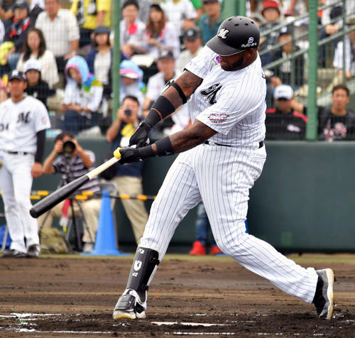 練習試合ラミゴ戦の1回1死満塁、バルガスは先制となる右前2点適時打を放つ（2019年2月9日撮影）