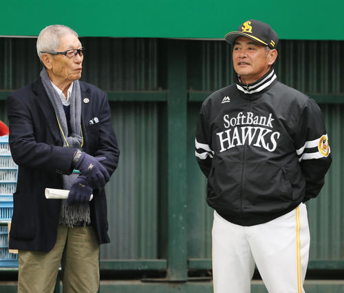 ブルペンを視察した権藤博氏(左)と話す工藤監督(撮影・菊川光一)