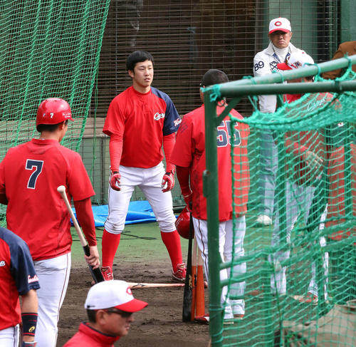 松山(中央右)と迎コーチ(右)から指導を受ける小園(左から2人目)(2019年2月9日撮影)