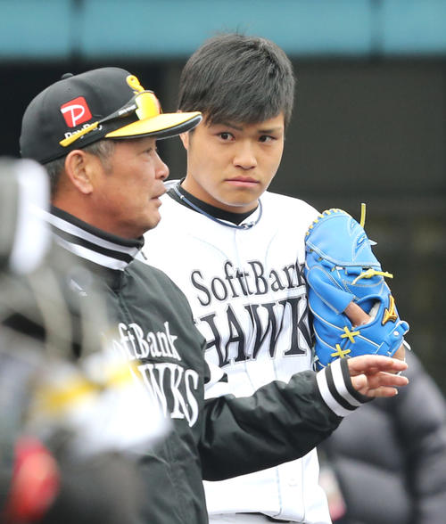 サインプレーの途中、工藤監督から指導を受ける甲斐野(撮影・梅根麻紀)