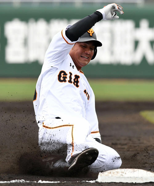 三塁に滑り込む巨人吉川大幾(2019年2月5日撮影)