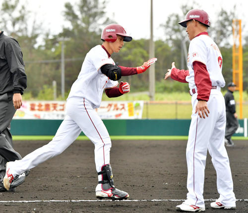 楽天対ロッテ 2回裏楽天無死二塁、勝ち越しとなる左越え2点本塁打を放った辰己(左)は笘篠コーチとタッチを交わす(撮影・滝沢徹郎)