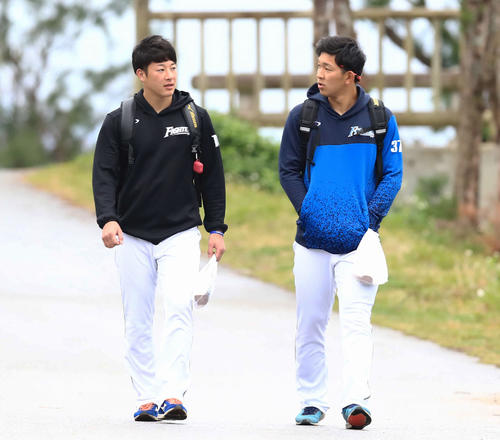 一緒に徒歩で球場へ向かう吉田輝星（左）と柿木蓮