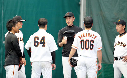 ブルペンで岩隈(右から3人目)は投球練習を終えた若手投手陣にアドバイスを送る(2019年2月19日撮影)