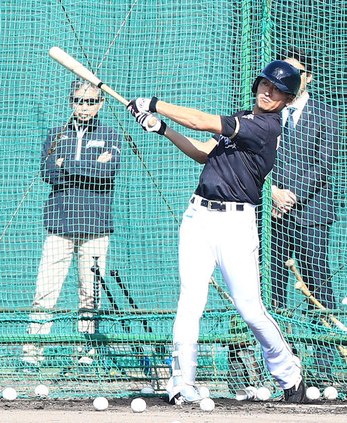 打撃練習する日本ハム白村（2019年2月23日撮影）