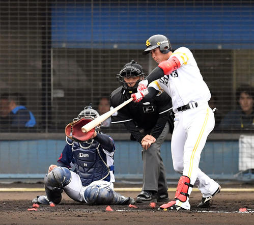 ソフトバンク対西武 8回裏ソフトバンク1死、真砂は右越え本塁打を放つ(撮影・今浪浩三)