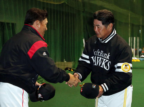 練習試合の前に握手を交わすロッテ井口監督（左）とソフトバンク工藤監督（撮影・栗木一考）