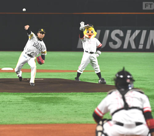 昨季限りで引退した摂津正はセレモニアルピッチを務める（撮影・今浪浩三）
