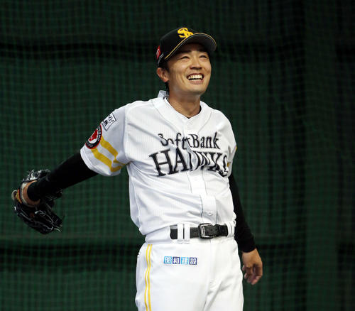 ブルペンで笑顔を見せる和田(19年2月27日撮影)