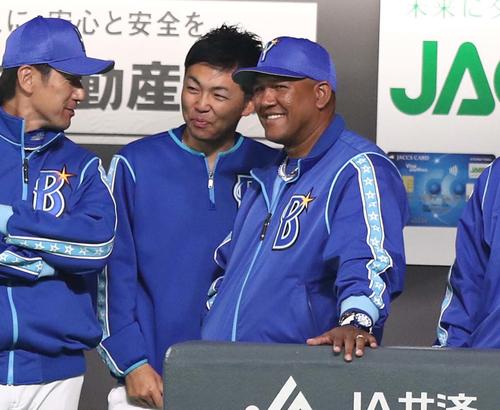 ベンチで笑顔のラミレス監督(2019年3月2日撮影)