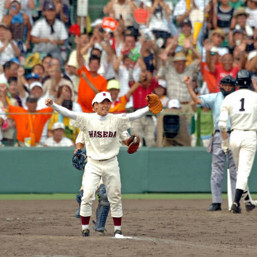 9回表駒大苫小牧2死、斎藤佑樹(左)は田中将大(右)を空振りの三振に打ち取りマウンド上で力強いガッツポーズ(2006年8月21日撮影)