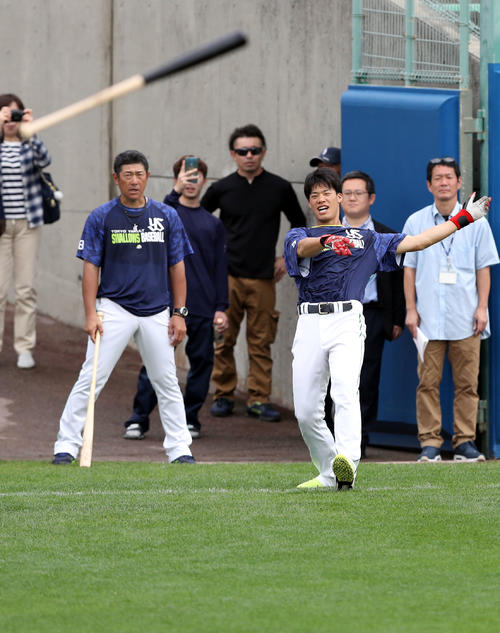 バット投げトレーニングをする塩見(右)。左は石井琢打撃コーチ(撮影・狩俣裕三)