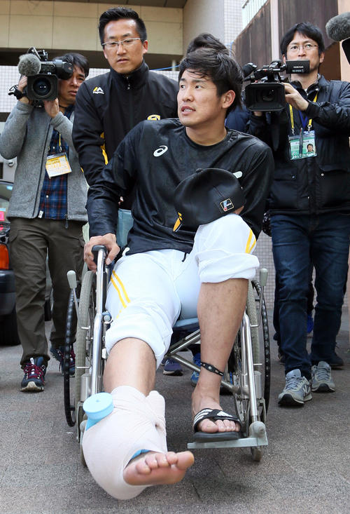19年2月21日、右足を負傷した杉山は車いすで引き揚げる(撮影・栗木一考)