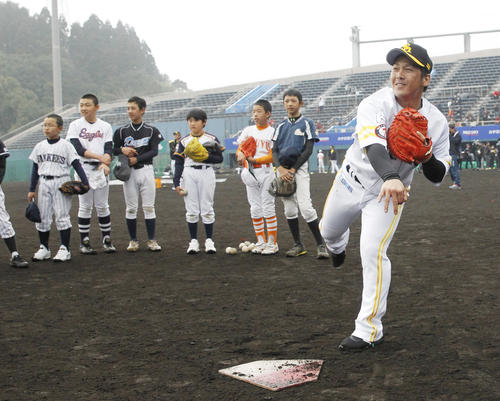 野球教室で甲斐キャノンに見入る少年選手たち（2019年2月3日）