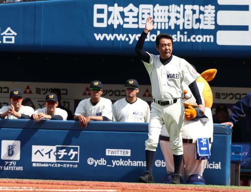 DeNA対日本ハム 試合前セレモニーで歌う山本譲二(撮影・黒川智章)