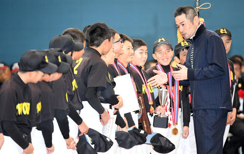 第23回イチロー杯争奪学童軟式野球大会の閉会式のメダル授与で選手と話すイチロー(2018年12月23日撮影)