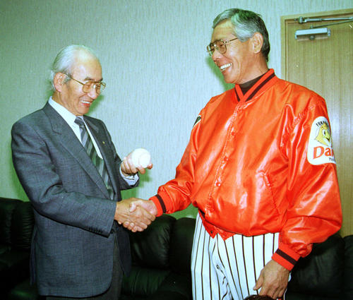 1989年4月15日、ダイエー杉浦監督(右)は、球団初勝利のウイニングボールを中内功オーナーに手渡す