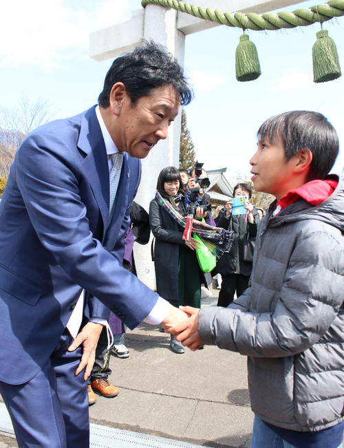 横浜から応援に駆けつけた杉山颯太郎君が栗山天満宮であこがれの日本ハム栗山監督（左）と初対面（撮影・木下大輔）