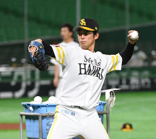打撃投手を務める伊藤祐介