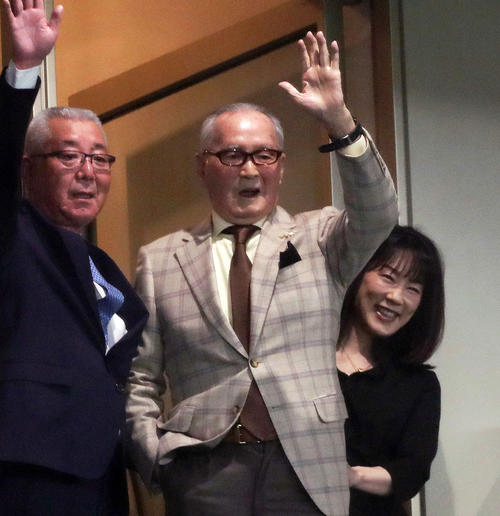 試合前セレモニーで元気な姿を見せた長嶋終身名誉監督（中央）は笑顔で手を振る。右は長島三奈さん（撮影・松本俊）