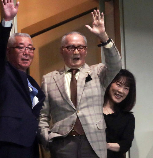試合前セレモニーで元気な姿を見せた長嶋終身名誉監督(中央)は笑顔で手を振る。右は長島三奈さん(撮影・松本俊)