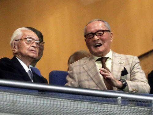 元気な姿を見せた長嶋終身名誉監督と渡辺読売新聞主筆(撮影・松本俊)