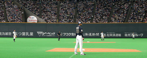 30日、オリックス戦で吉田正シフトをする日本ハム守備陣