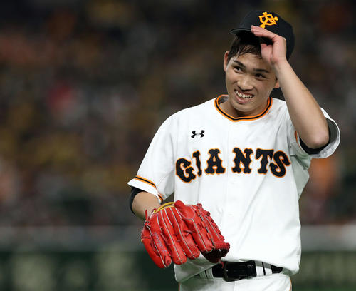 巨人対阪神 2回表を3者凡退に仕留めた高橋は笑顔でベンチに戻る(撮影・松本俊)