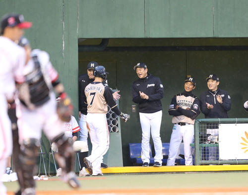 生還した西川を迎える栗山監督(2019年4月9日撮影)