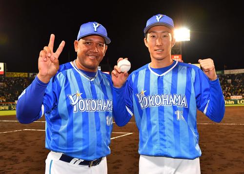阪神対DeNA　プロ初勝利を挙げアレックス・ラミレス監督（左）とガッツポーズする大貫晋一（撮影・上田博志）