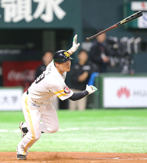 ソフトバンク対日本ハム　8回裏ソフトバンク2死、美間は右越え二塁打を放つ（撮影・梅根麻紀）