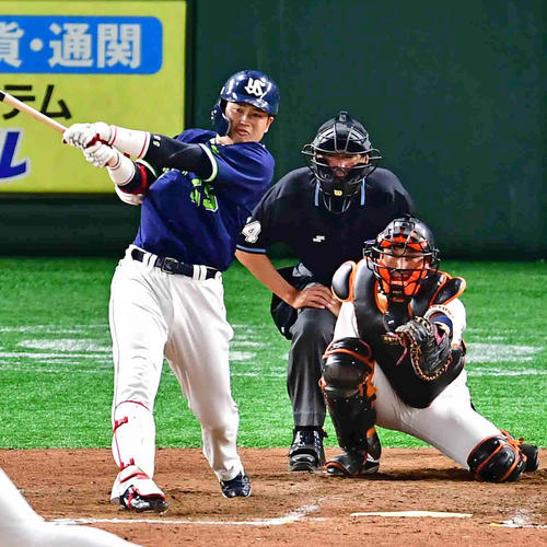 巨人対ヤクルト 5回表ヤクルト無死、村上は中越えに勝ち越しのソロ本塁打を放つ(撮影・小沢裕)