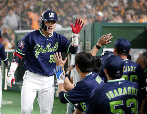 巨人対ヤクルト 5回表ヤクルト無死、ソロ本塁打を放ち、五十嵐(右)らベンチに迎えられる村上(撮影・狩俣裕三)