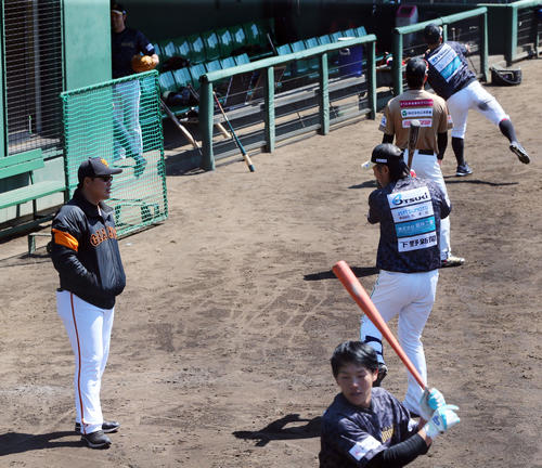 巨人対BC栃木 BC栃木の選手たちの練習を見つめる巨人村田コーチ(左)(2019年4月4日撮影)