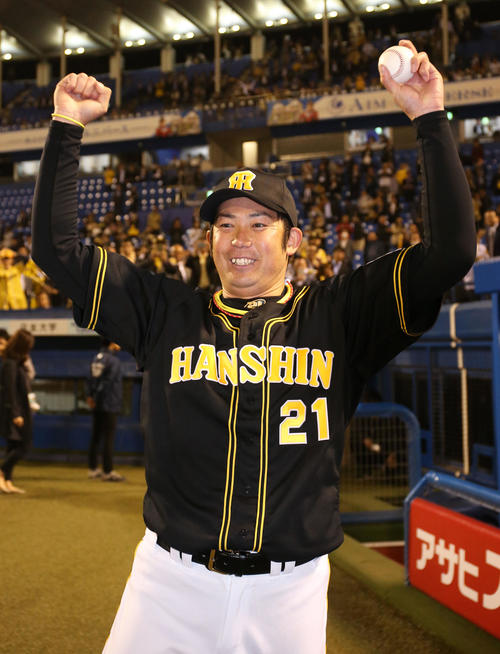 ヤクルト対阪神　2年ぶりの勝利にガッツポーズする岩田（撮影・上山淳一）