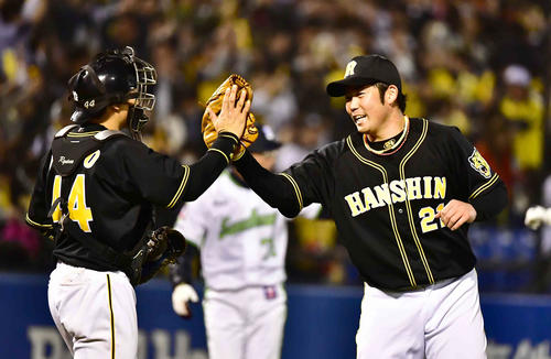 ヤクルト対阪神　阪神先発の岩田は2年ぶりとなる勝利を完投で飾り梅野と笑顔でハイタッチ（撮影・小沢裕）