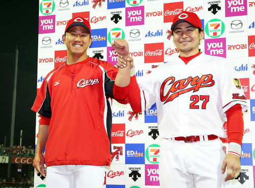 お立ち台で笑顔を見せる福井優也(左)と会沢翼(2017年4月26日撮影)