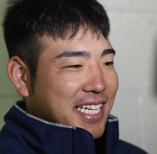 エンゼルス戦でメジャー初勝利を挙げ、記者の質問に答えるマリナーズ菊池。目はきらりと光るものが見えた（撮影・菅敏）