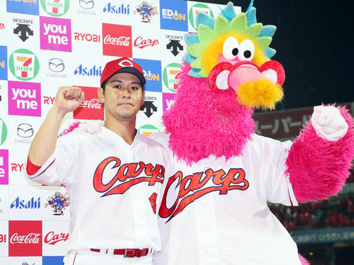 お立ち台で笑顔を見せる小窪哲也（撮影・栗木一考）